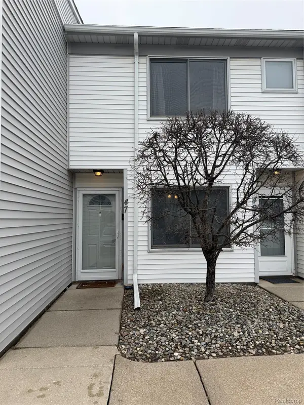 47 Rosebud LN, Mt. Clemens, MI 48043