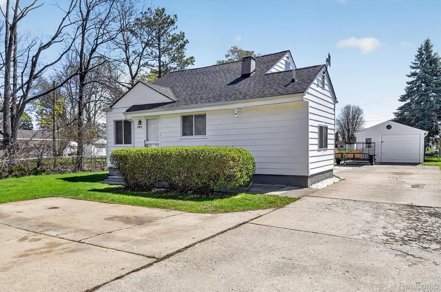 47816 Jefferson AVE, Chesterfield Township, MI 48047