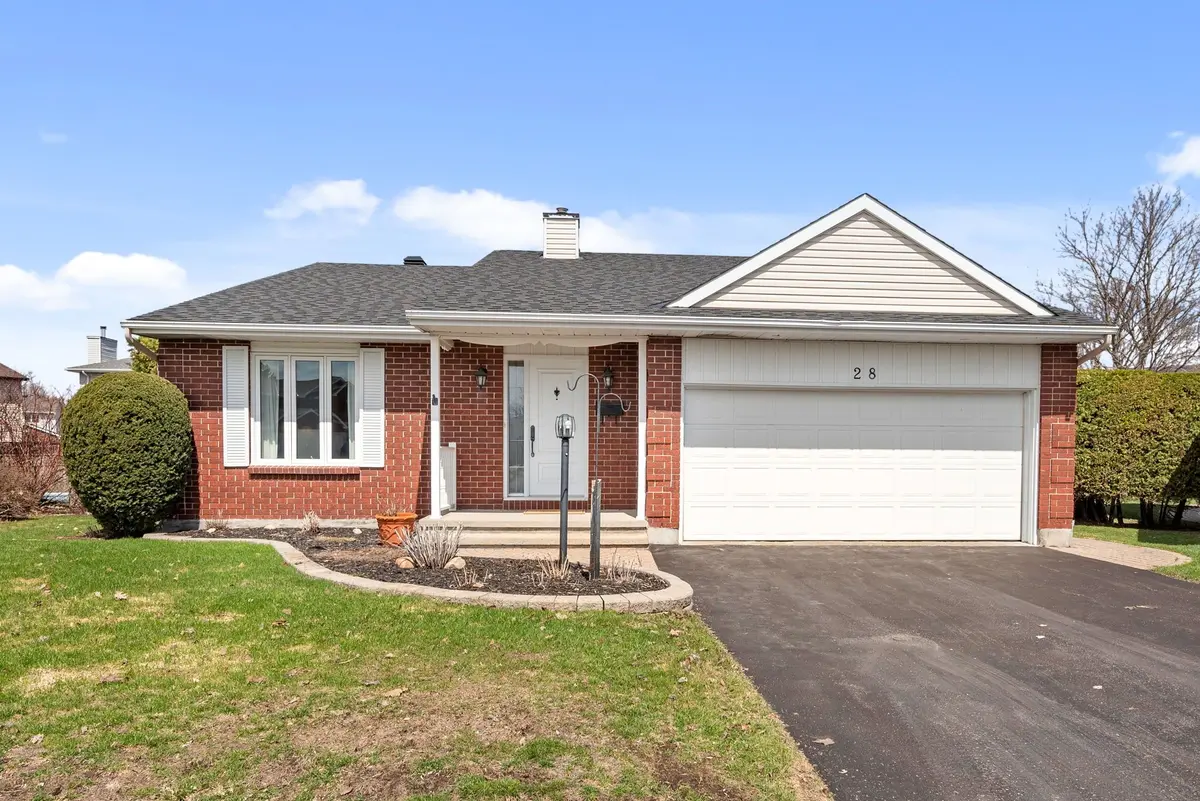 28 Halley ST, Barrhaven, ON K2J 3W2
