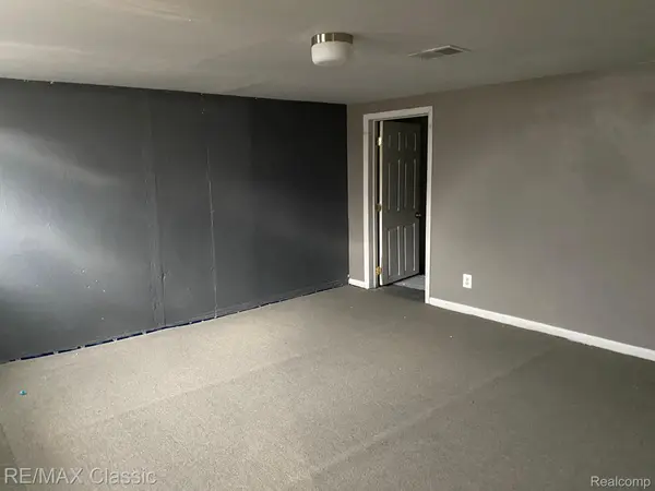 112 E Hickory Grove RD, Bloomfield Charter Township, MI 48304