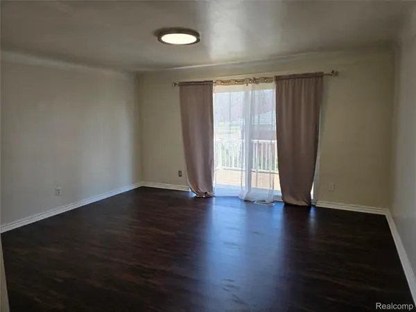 27592 STRATHMOOR DR, Warren, MI 48092