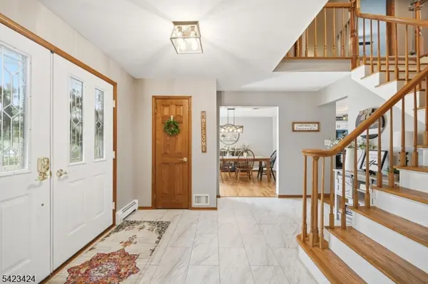 6 Robin Dr, Jefferson Twp., NJ 07438