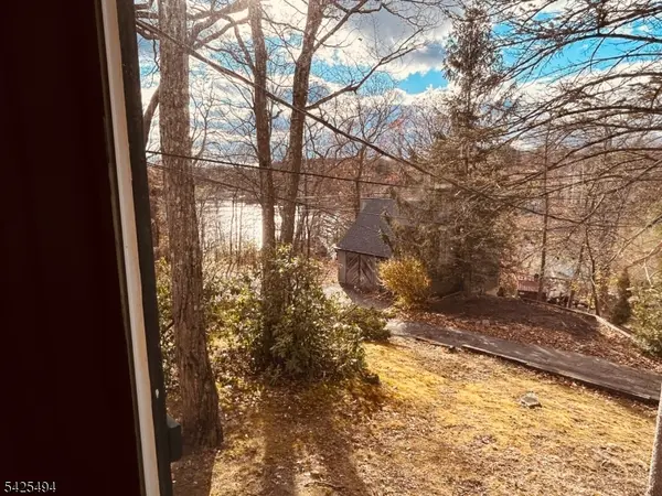 69 Lindys Dr, West Milford Twp., NJ 07480