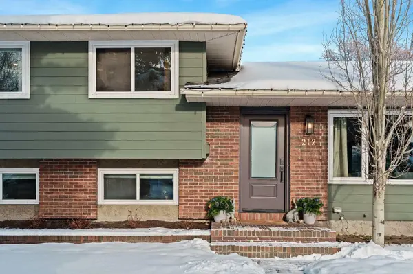 212 Vantage PL NW, Calgary, AB T3A1X9