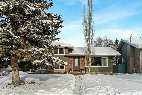 212 Vantage PL NW, Calgary, AB T3A1X9