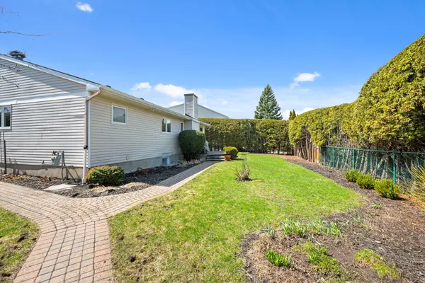 28 Halley ST, Barrhaven, ON K2J 3W2