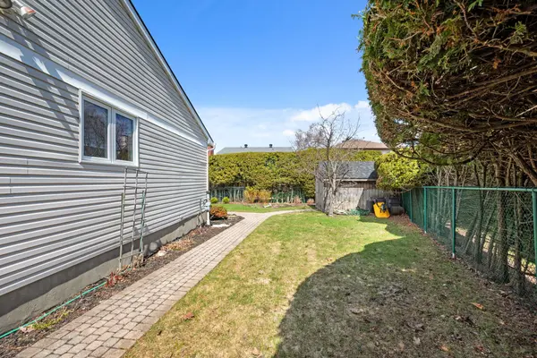 28 Halley ST, Barrhaven, ON K2J 3W2