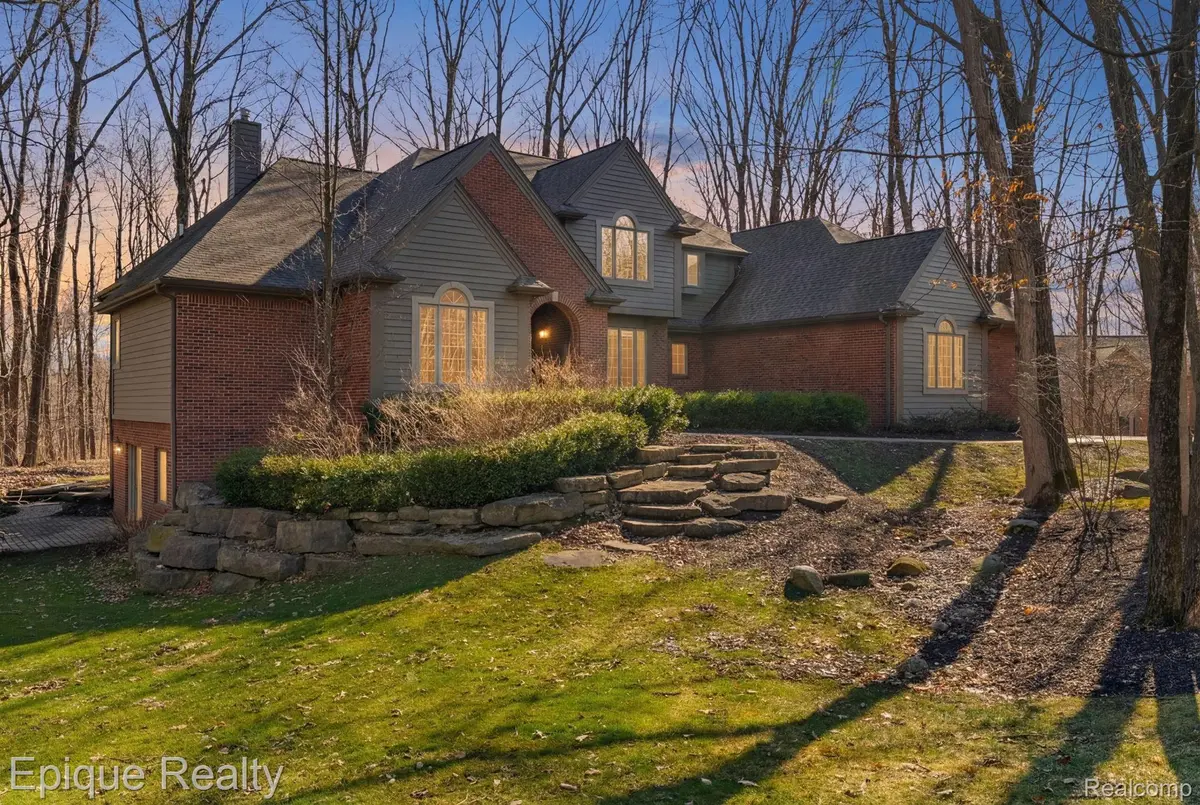 9155 Kelly Lake DR, Springfield Charter Township, MI 48348