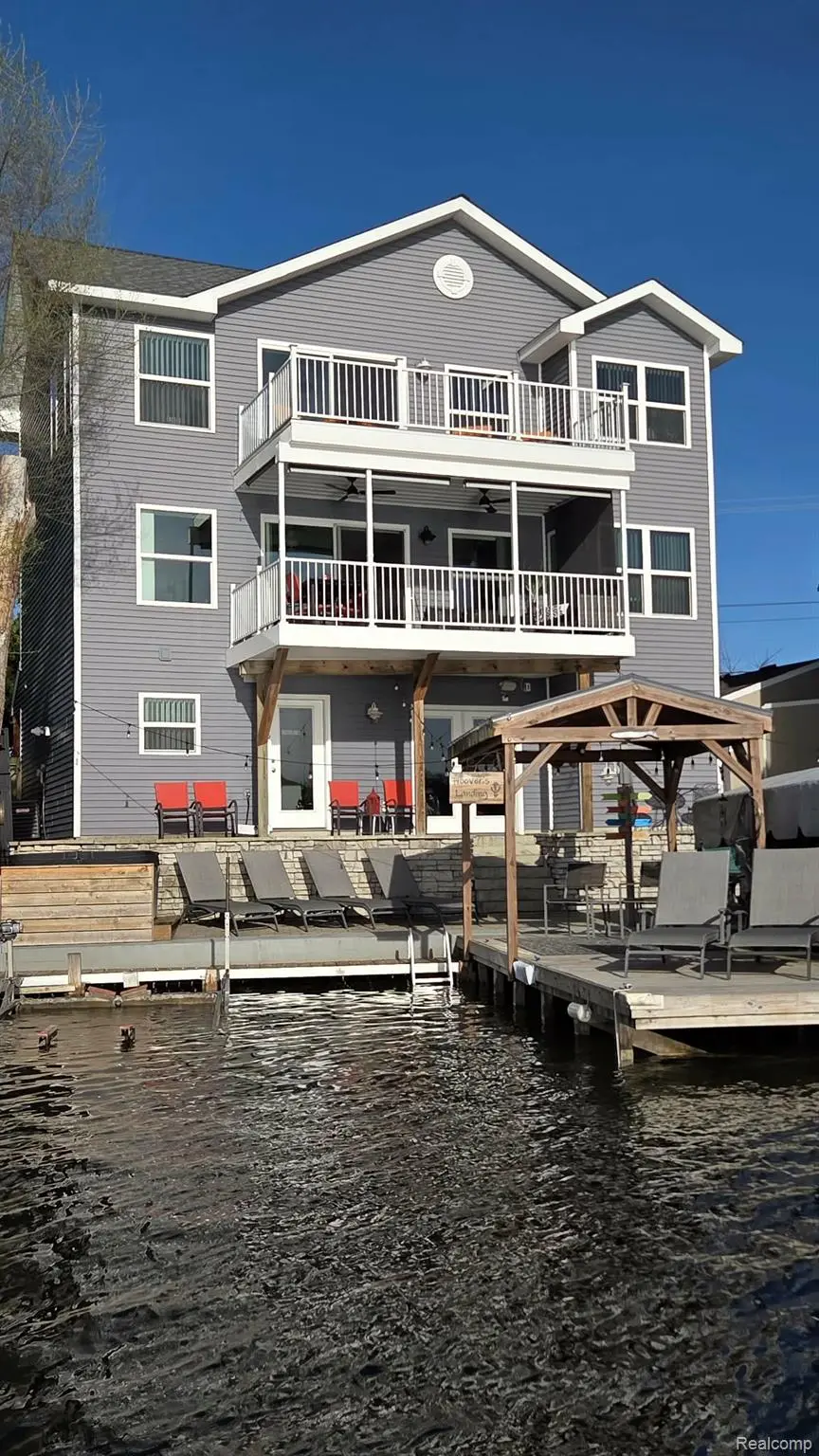 376 Bellevue AVE, Lake Orion Village, MI 48362