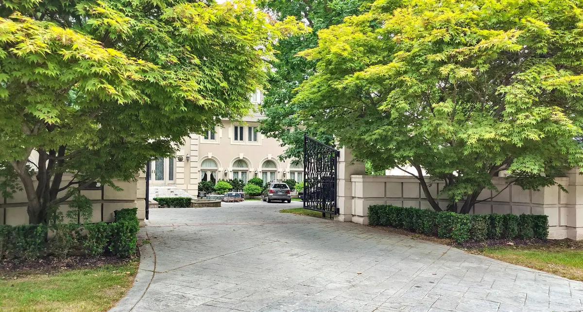 52 Post RD, Toronto C12, ON M3B 1H8