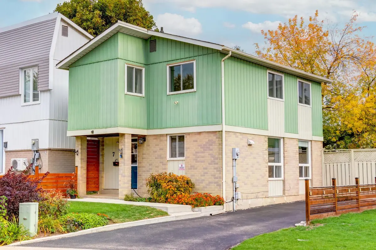 7 Hamlet CT, Brampton, ON L6S 1X5
