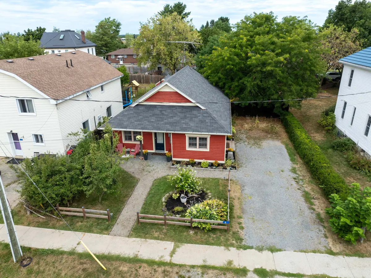 6 Yonge ST, Lansdowne Village, ON K0E 1L0