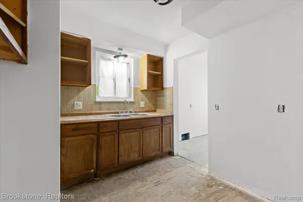 7690 Heyden ST, Detroit, MI 48228