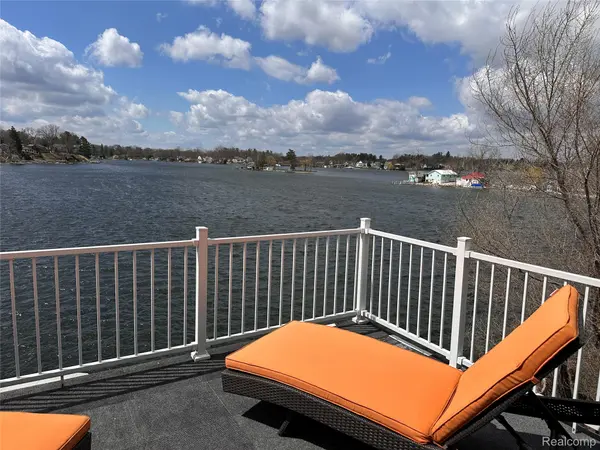 376 Bellevue AVE, Lake Orion Village, MI 48362