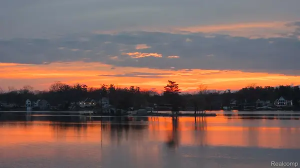 376 Bellevue AVE, Lake Orion Village, MI 48362