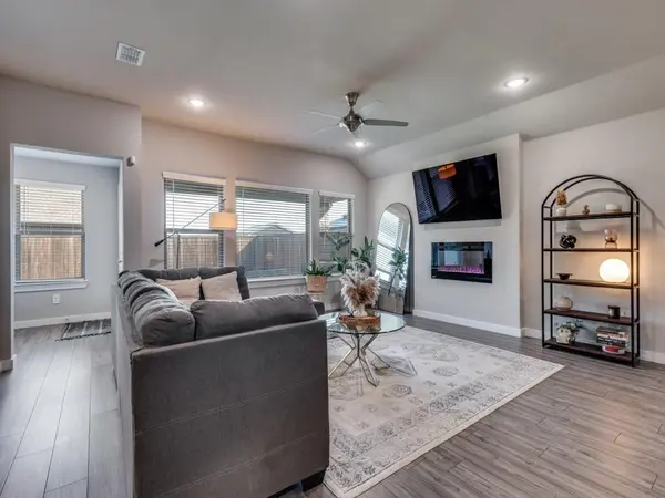 626 Congressional Avenue, Red Oak, TX 75154