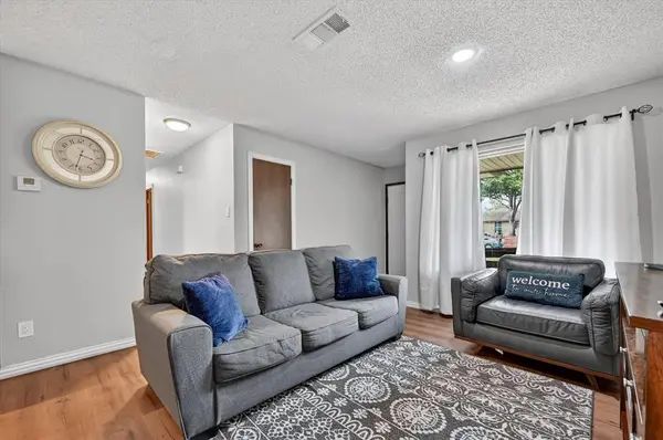 6304 Cascade Circle, Watauga, TX 76148