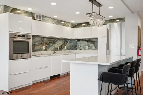 1 Claridge Dr #104, Verona Twp., NJ 07044