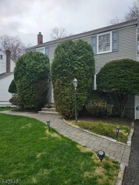 27 Longacre Dr, Livingston Twp., NJ 07039