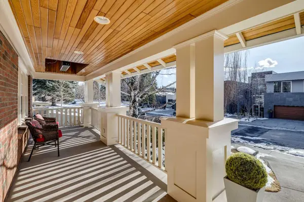 3920 Crestview RD SW, Calgary, AB T2T 2L4