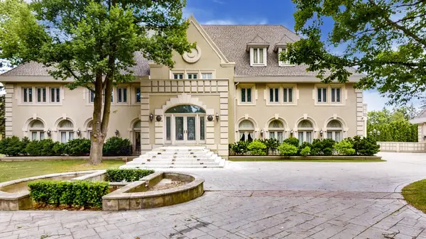 52 Post RD, Toronto C12, ON M3B 1H8