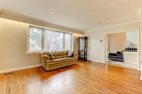 45 Frontenac DR, Toronto C04, ON M5N 1Z6