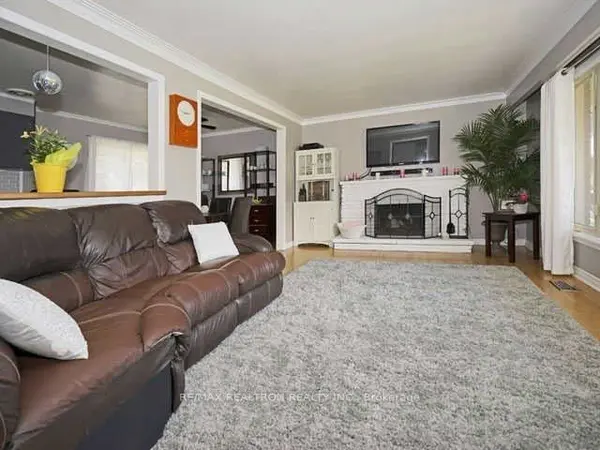 325 Cochrane ST #Upper, Whitby, ON L1N 5J4