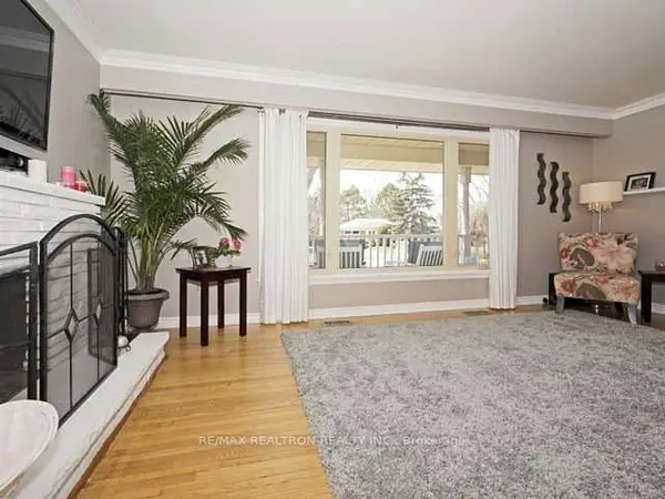 325 Cochrane ST #Upper, Whitby, ON L1N 5J4