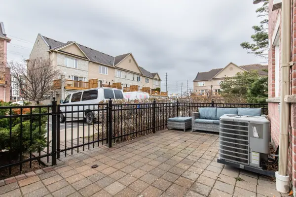 4975 Southampton DR #272, Mississauga, ON L5M 8C8