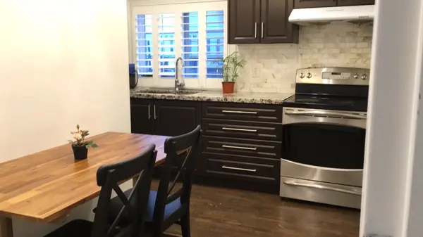 2466 St Clair AVE W #202, Toronto W03, ON M6N 1L3