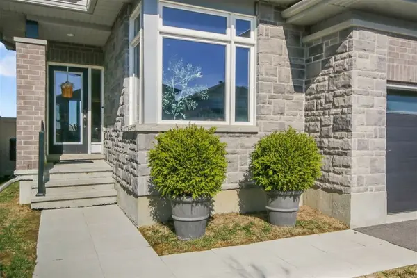 77 Dunlop RD, Carleton Place, ON K7C 0R8