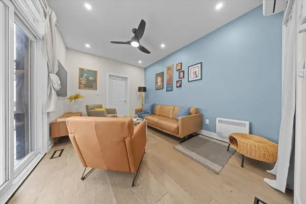 185 Deschamps AVE, Vanier And Kingsview Park, ON K1L 5Z3