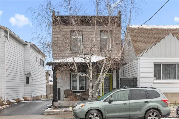 185 Deschamps AVE, Vanier And Kingsview Park, ON K1L 5Z3