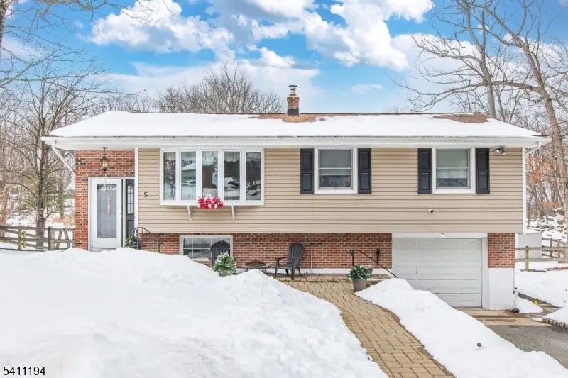 5 Winding Way, Andover Twp., NJ 07821