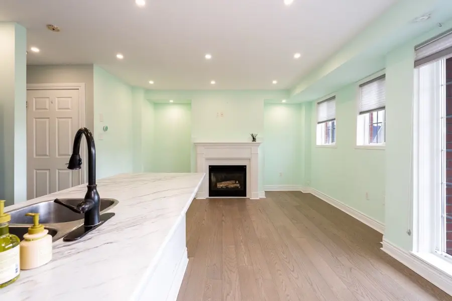 98 Cornell Park AVE #B202, Markham, ON L6B 1B6