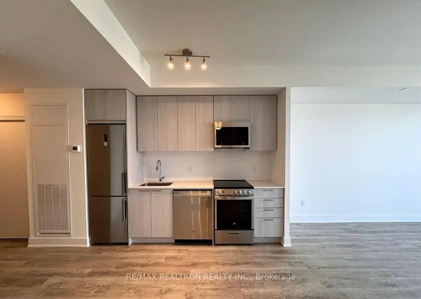 185 Deerfield RD #1205, Newmarket, ON L3Y 0G7