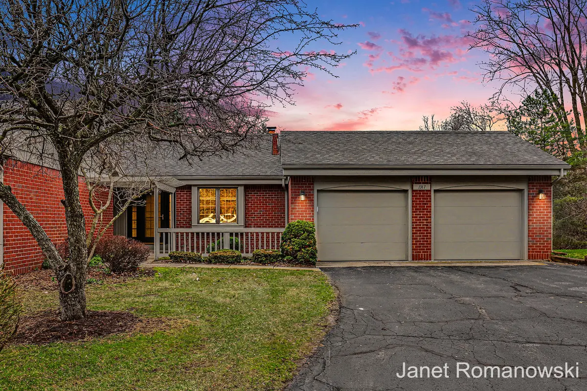 1317 Suncrest DR NE, Grand Rapids Twp, MI 49525