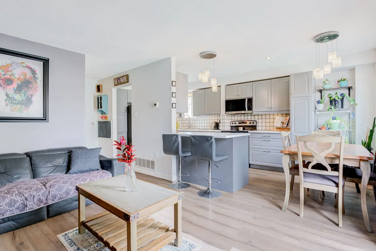 6 Hendley DR, Ajax, ON L1T 2C6