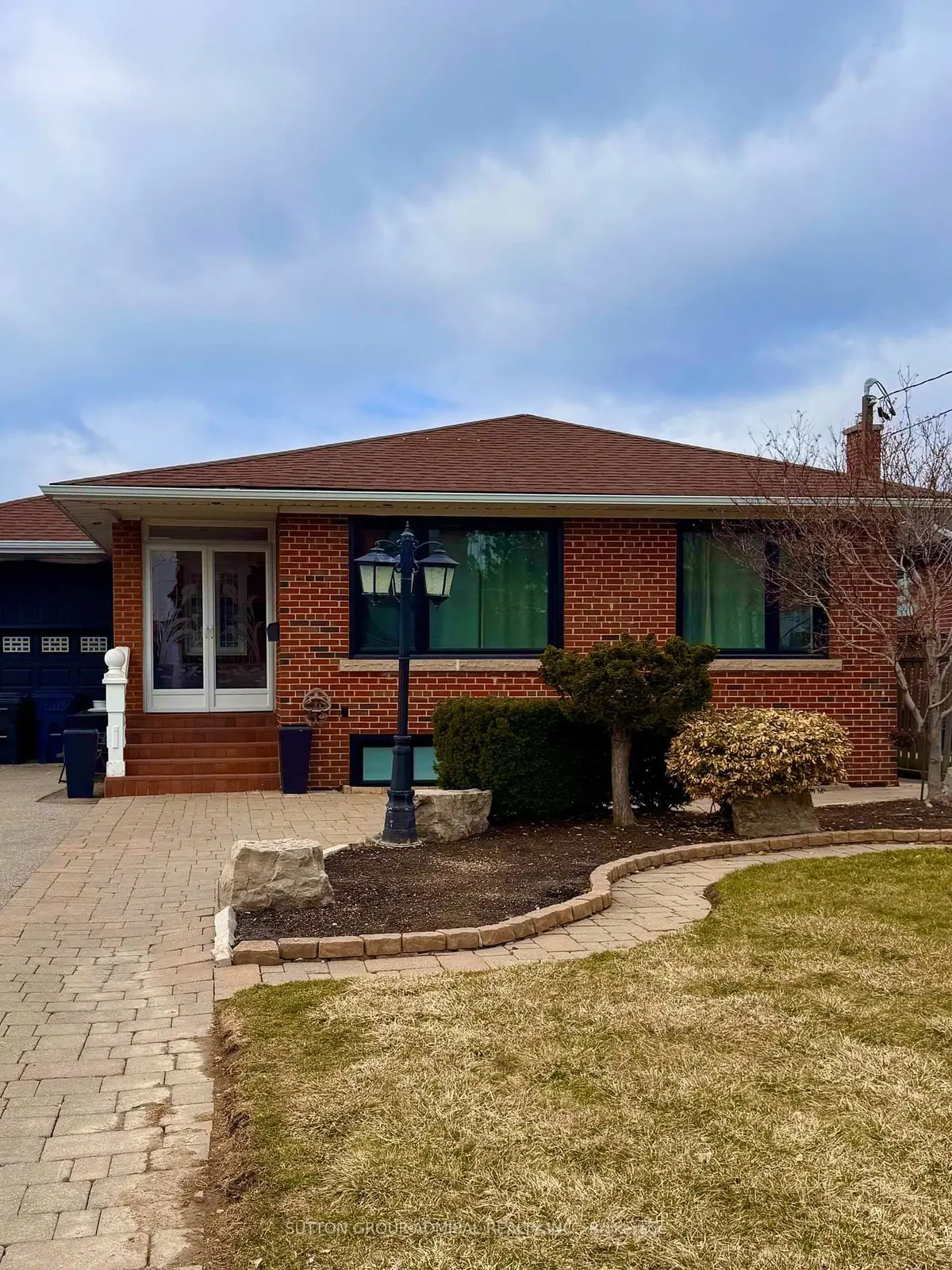6 Frankfort AVE #Lower, Toronto W04, ON M6L 2Y2