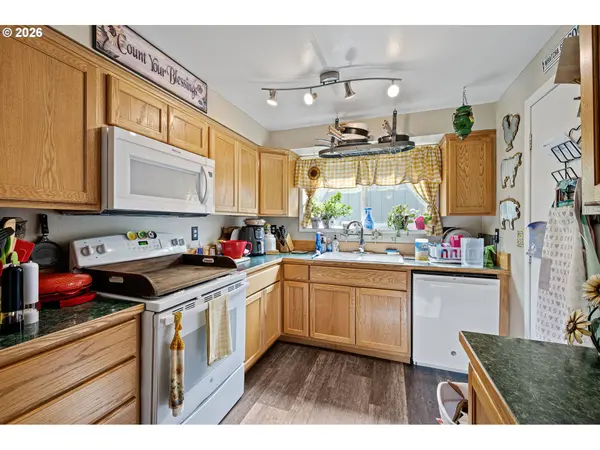 1700 E GROVER AVE, Cottage Grove, OR 97424