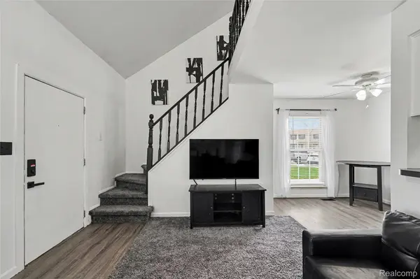 20036 Village Green CT, Brownstown Charter Township, MI 48183