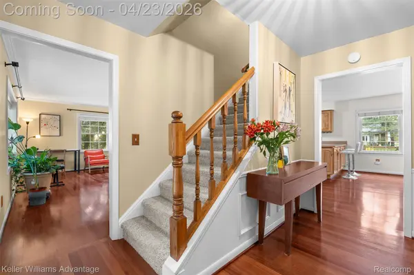 348 Willow Tree LN, Rochester Hills, MI 48306