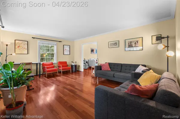 348 Willow Tree LN, Rochester Hills, MI 48306