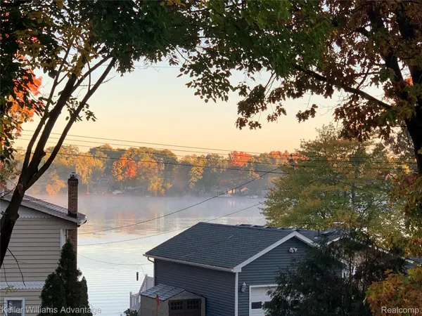 3555 Junior DR, Hamburg Township, MI 48169