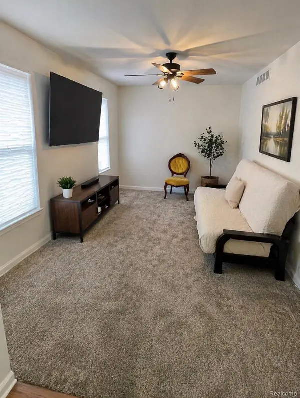 18590 Blakely DR, Woodhaven, MI 48183