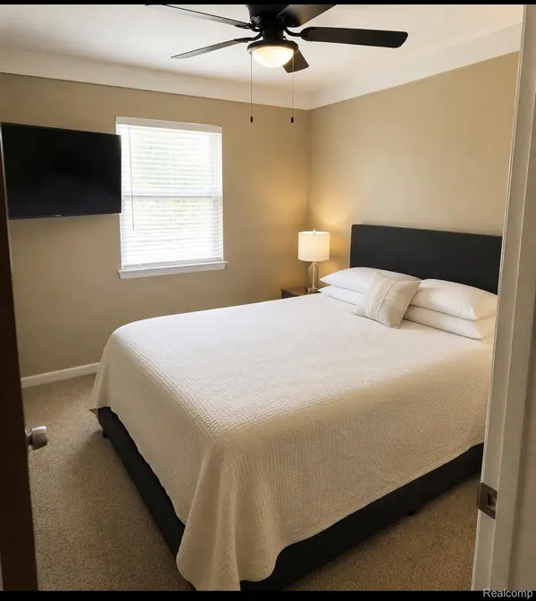 18590 Blakely DR, Woodhaven, MI 48183