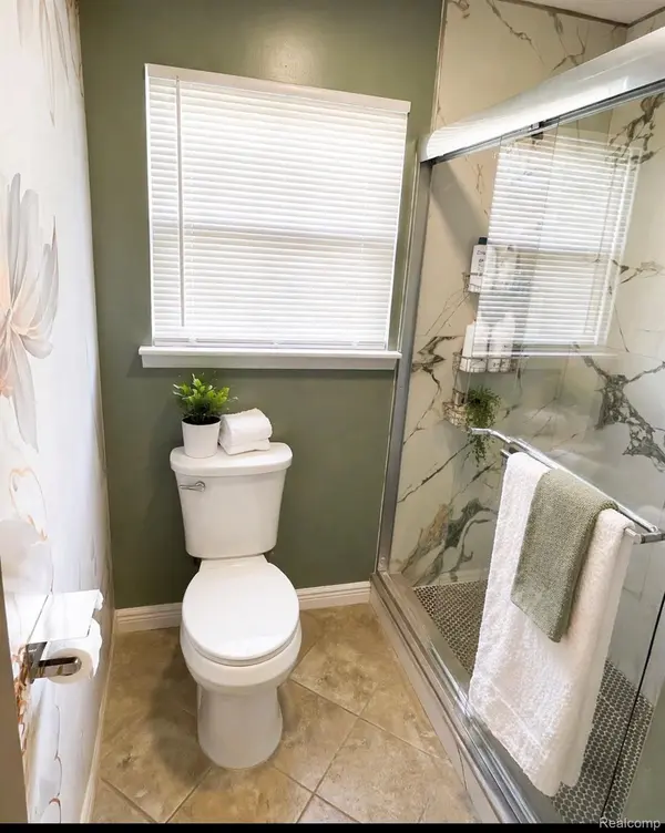 18590 Blakely DR, Woodhaven, MI 48183