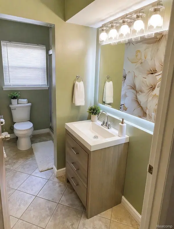 18590 Blakely DR, Woodhaven, MI 48183