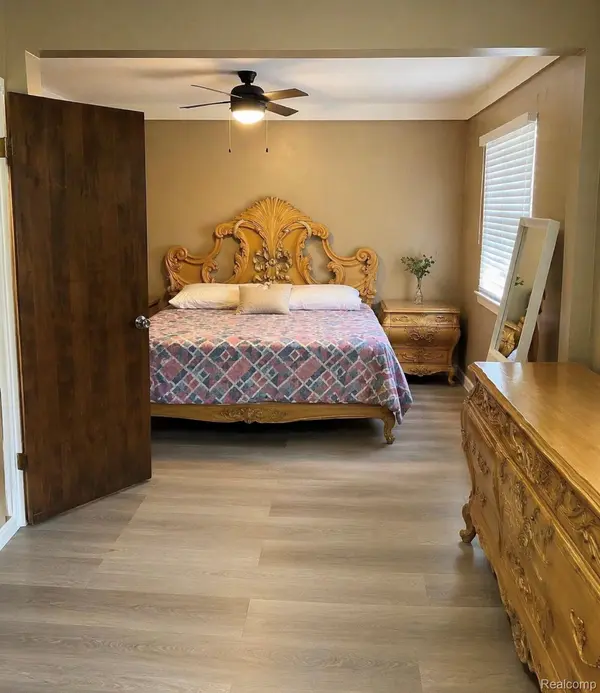 18590 Blakely DR, Woodhaven, MI 48183