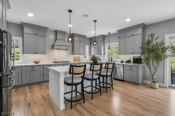 518-520 Cardinal Ln, Green Brook Twp., NJ 08812